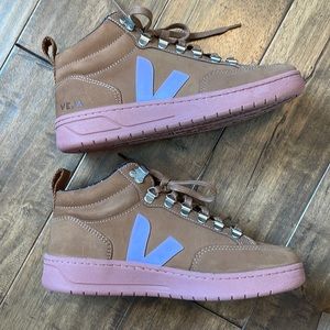 NWT Veja Roraima High-top Sneakers